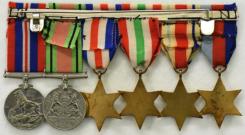 Brits spang Tweede Wereldoorlog. 1939-45 Star, Africa Star, Italy Star, France & Germany Star, Defence Medal, War Medal met MID ('Mentioned in Dispatches', i.e. Eervolle Vermelding). Prijs: .195,-