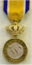 Keerzijde van de Eremedaille verbonden aan de Orde van Oranje-Nassau in 'goud' (de facto verguld zilver). In originele cassette. 
