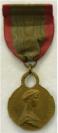 Belgi�: Koningin Elisabeth Medaille. Eerste Wereldoorlog. Ingesteld 1915. Voor diensten m.b.t. verzorging van zieken/gewonden. Originele speld. Schaarser voorkomend. Prijs: �.75,-